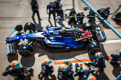 Logan Sargeant (AS) Williams Racing FW45 melakukan pit stop. Kejuaraan Dunia Formula 1, Rd 19, Grand Prix Amerika Serikat,