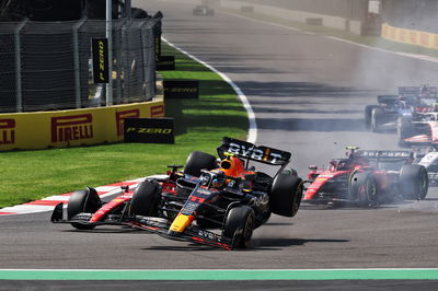 Charles Leclerc (MON ) Ferrari SF-23 dan Sergio Perez (MEX) Red Bull Racing RB19 - tabrakan di awal balapan.Formula