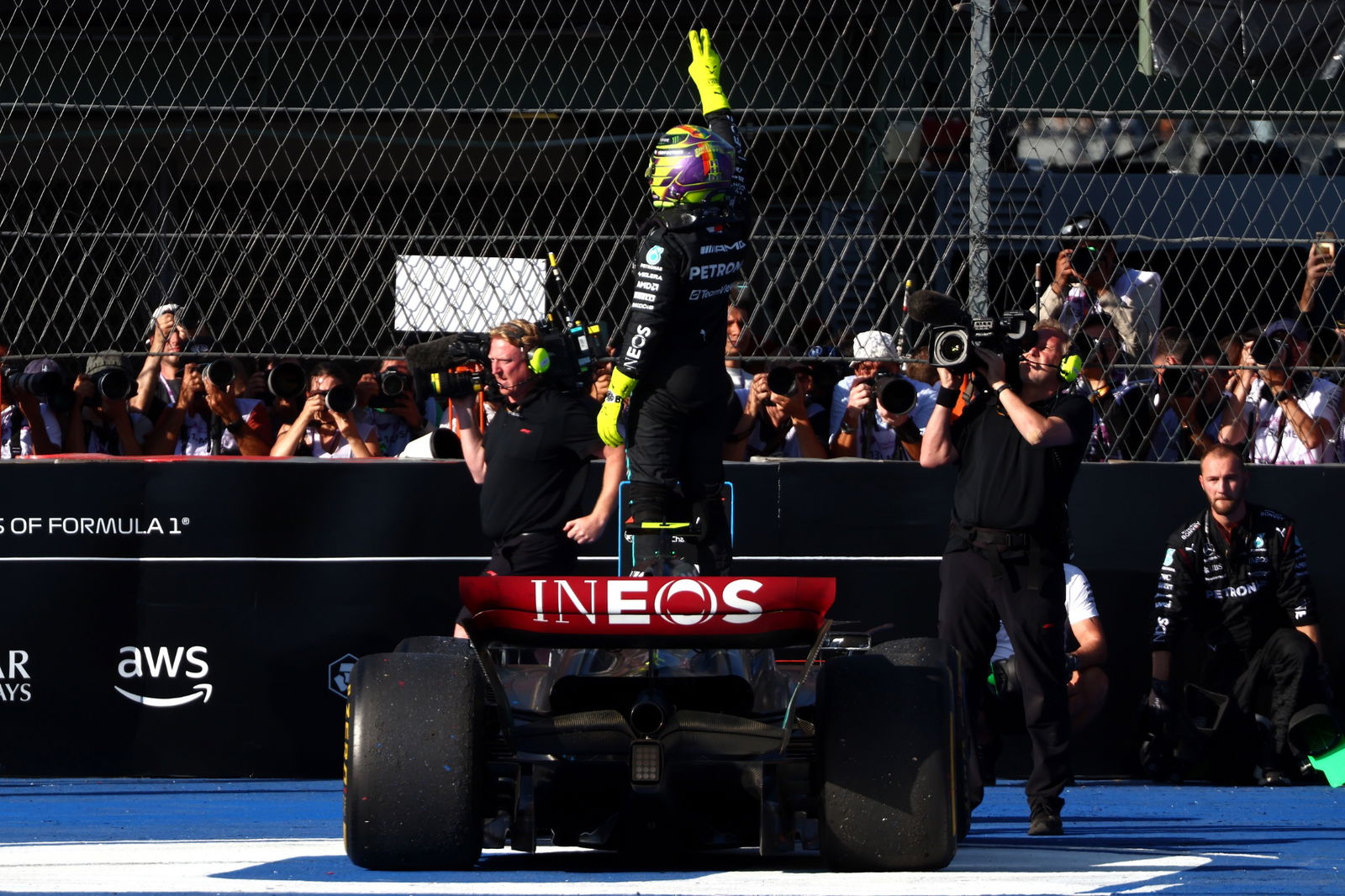 Lewis Hamilton (GBR ) Mercedes AMG F1 W14 merayakan posisi keduanya di podium.Kejuaraan Dunia Formula 1, Rd