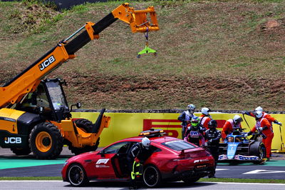 Esteban Ocon (FRA ) Tim F1 Alpine A523 terjatuh di Sprint Shootout.Kejuaraan Dunia Formula 1, Rd 21, Grand Brasil