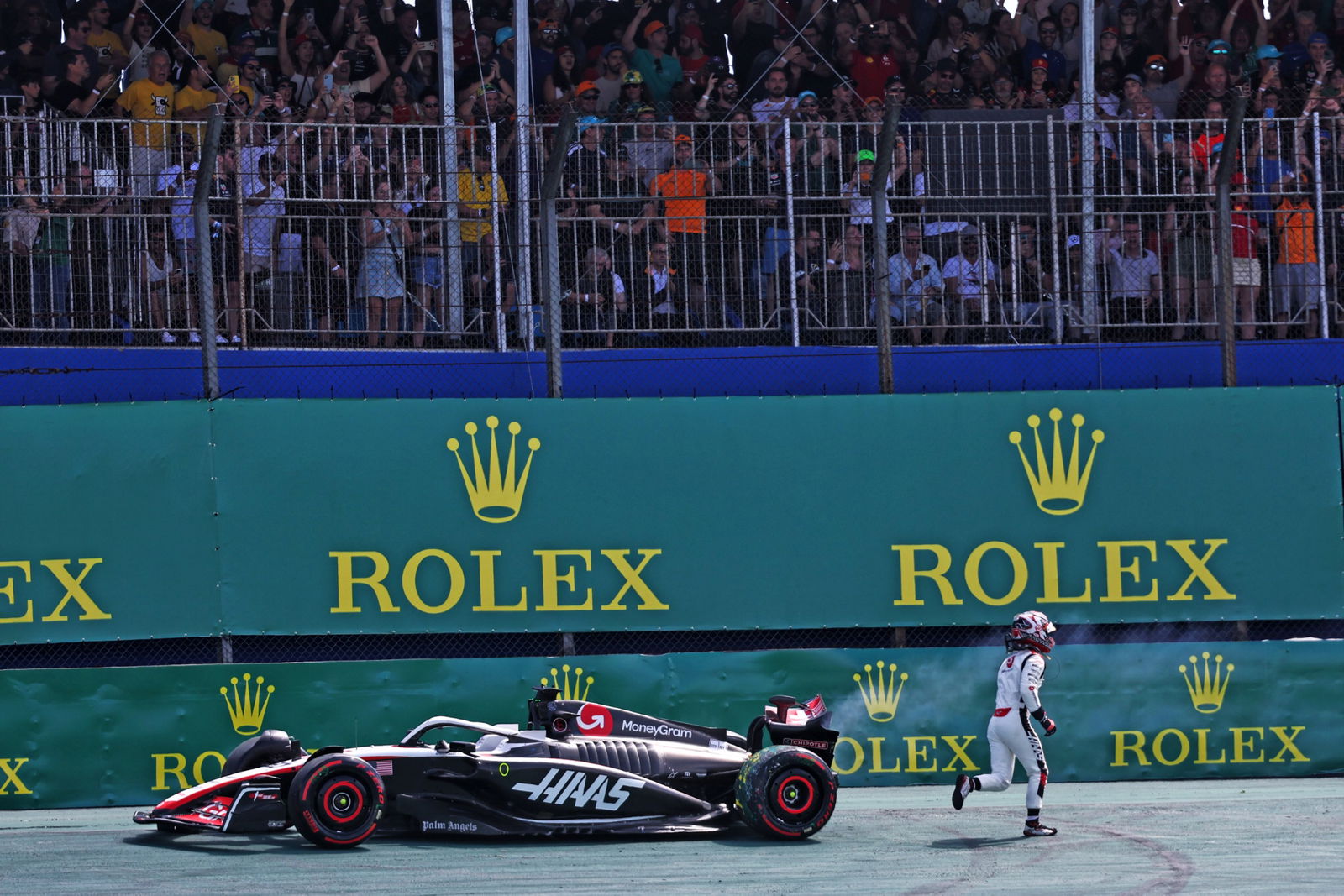 Kevin Magnussen (DEN) Haas VF-23 tersingkir dari perlombaan. Kejuaraan Dunia Formula 1, Rd 21, Grand Prix Brasil, Sao