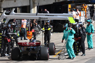 George Russell (GBR ) Mercedes AMG F1 W14 pensiun dari balapan. Kejuaraan Dunia Formula 1, Rd 21, Grand Prix Brasil,