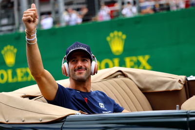 Daniel Ricciardo (AUS ) AlphaTauri pada parade pembalap. Kejuaraan Dunia Formula 1, Rd 21, Grand Prix Brasil, Sao