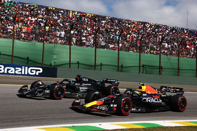 George Russell (GBR ) Mercedes AMG F1 W14 dan Sergio Perez (MEX) Red Bull Racing RB19. Kejuaraan Dunia Formula 1, Rd 21,