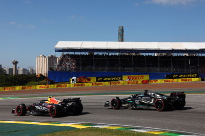 George Russell (GBR ) Mercedes AMG F1 W14 dan Sergio Perez (MEX) Red Bull Racing RB19. Kejuaraan Dunia Formula 1, Rd 21,