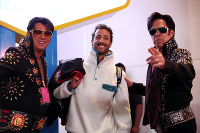 Daniel Ricciardo (AUS ) AlphaTauri dengan peniru Elvis. Kejuaraan Dunia Formula 1, Rd 22, Grand Prix Las Vegas,