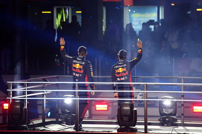 (Kiri ke R ): Max Verstappen (NLD) Red Bull Racing dan Sergio Perez (MEX) Red Bull Racing - Upacara Pembukaan Dunia Formula 1