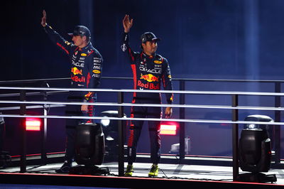 (Kiri ke R ): Max Verstappen (NLD) Red Bull Racing dan Sergio Perez (MEX) Red Bull Racing - Upacara Pembukaan Dunia Formula 1