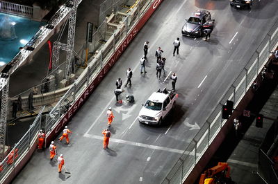 Marshals repair a manhole cover after the first session was stopped. Formula 1 World Championship, Rd 22, Las Vegas Grand