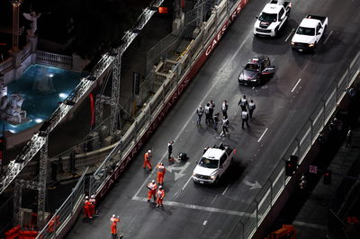 Marshals repair a manhole cover after the first session was stopped. Formula 1 World Championship, Rd 22, Las Vegas Grand