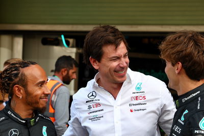 (Kiri ke R ): Lewis Hamilton (GBR) Mercedes AMG F1 bersama Toto Wolff (GER) Pemegang Saham dan Direktur Eksekutif Mercedes AMG F1 dan