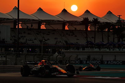 Max Verstappen (NLD ) Red Bull Racing RB19. Kejuaraan Dunia Formula 1, Rd 23, Grand Prix Abu Dhabi, Sirkuit Yas Marina,