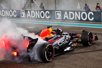 Pemenang lomba Max Verstappen (NLD) Red Bull Racing RB19 merayakannya dengan donat di akhir balapan di parc ferme.