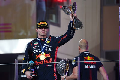 Pemenang lomba Max Verstappen (NLD) Red Bull Racing merayakan di podium.Kejuaraan Dunia Formula 1, Rd 23, Abu Dhabi