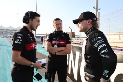 Valtteri Bottas (FIN ) Tim F1 Alfa Romeo dengan Alexander Chan, Race Engineer Tim F1 Alfa Romeo di grid.Formula 1