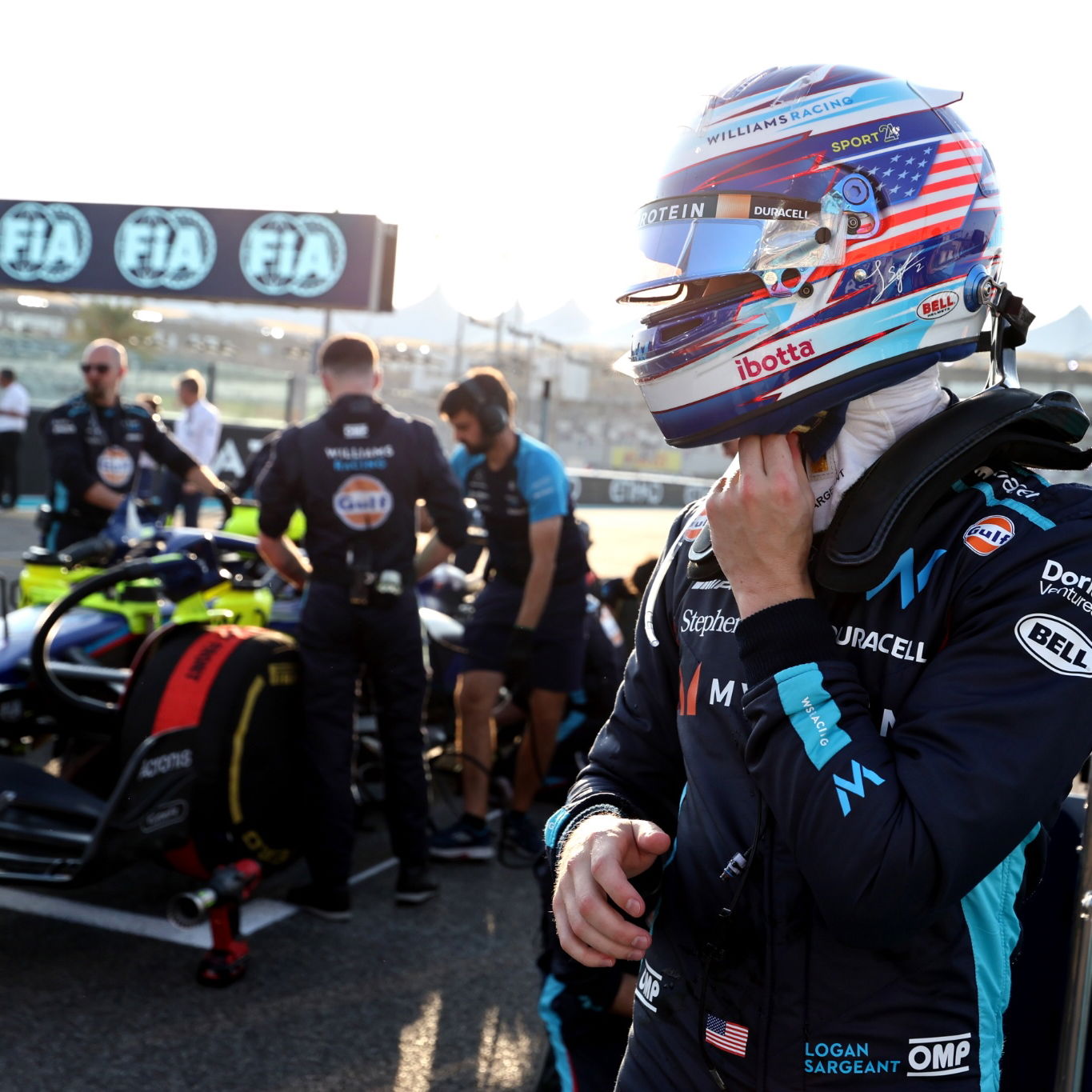 Logan Sargeant (USA) Williams Racing on the grid. Formula 1 World Championship, Rd 23, Abu Dhabi Grand Prix, Yas Marina