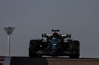 George Russell (GBR ) Mercedes AMG F1 W14.Pengujian Formula 1, Sirkuit Yas Marina, Abu Dhabi, Selasa.- www.xpbimages.com,