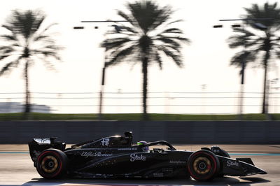 Zhou Guanyu (CHN ) Tim F1 Alfa Romeo C43.Tes Formula 1, Sirkuit Yas Marina, Abu Dhabi, Selasa.- www.xpbimages.com,