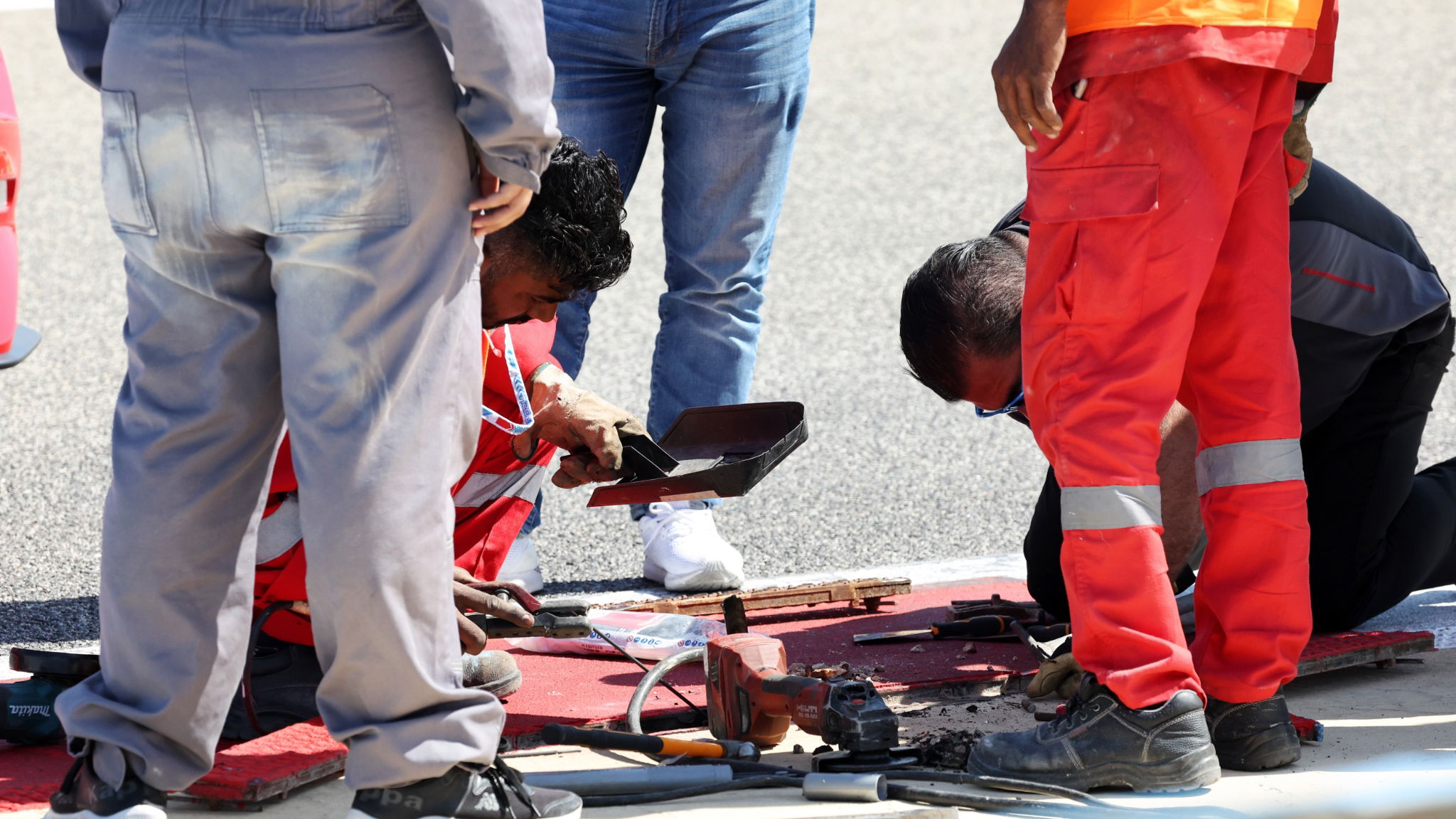 Circuit workers repair a damaged drain cover at turn 11. Formula 1 Testing, Sakhir, Bahrain, Day Two.-