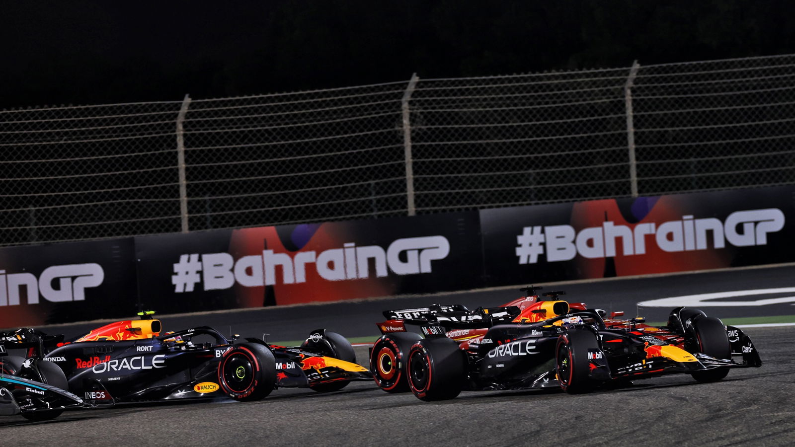 Max Verstappen (NLD) Red Bull Racing RB20 leads at the start of the race. Formula 1 World Championship, Rd 1, Bahrain