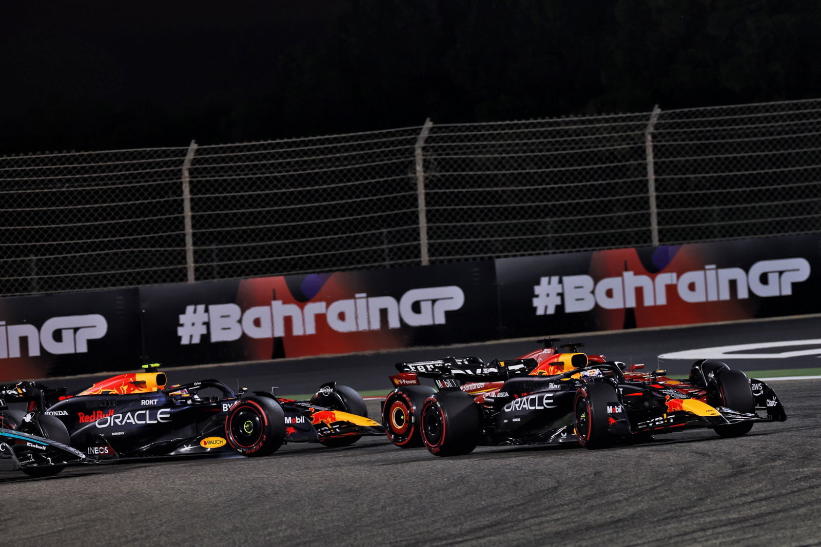 Max Verstappen (NLD) Red Bull Racing RB20 leads at the start of the race. Formula 1 World Championship, Rd 1, Bahrain