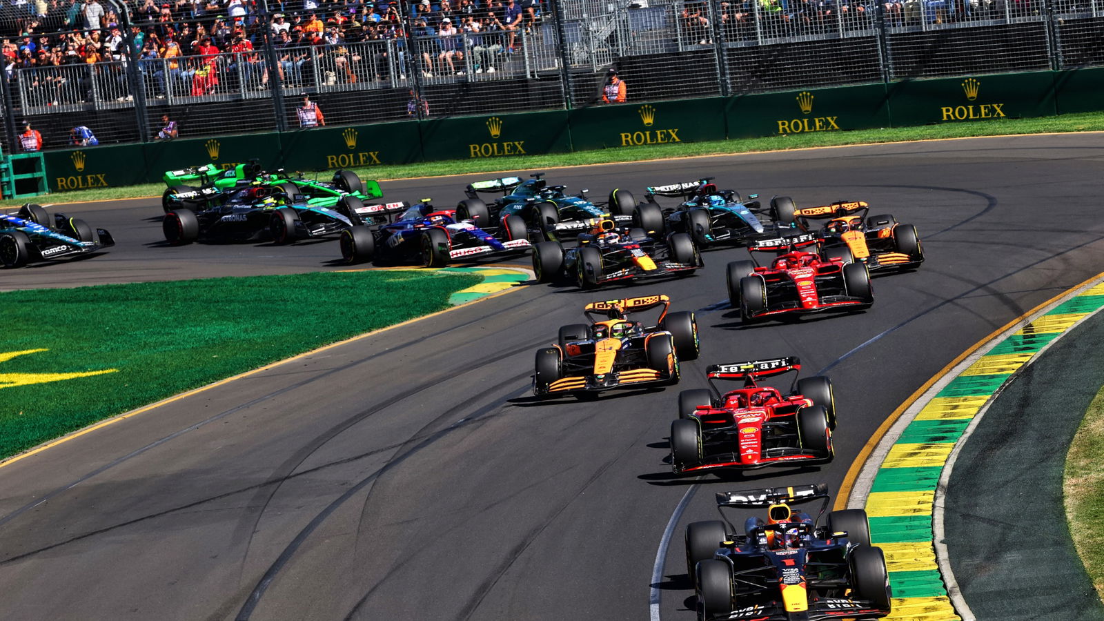 Max Verstappen (NLD) Red Bull Racing RB20 leads at the start of the race. Formula 1 World Championship, Rd 3, Australian