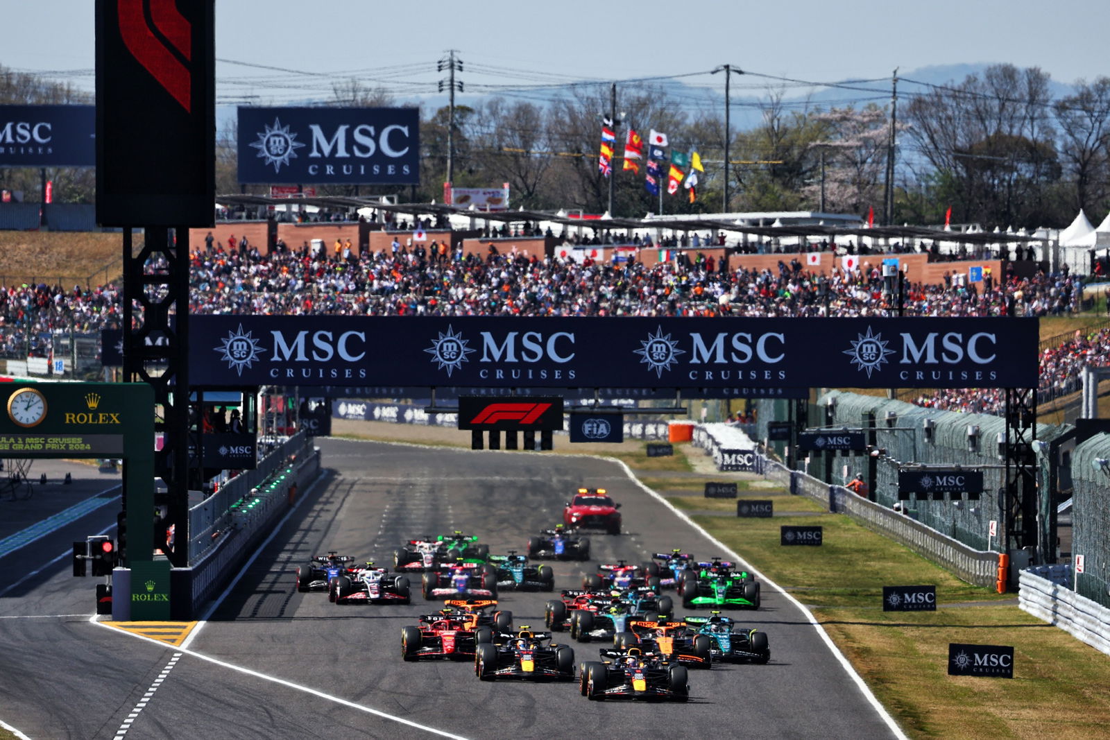 Max Verstappen (NLD) Red Bull Racing RB20 leads at the start of the race. Formula 1 World Championship, Rd 4, Japanese