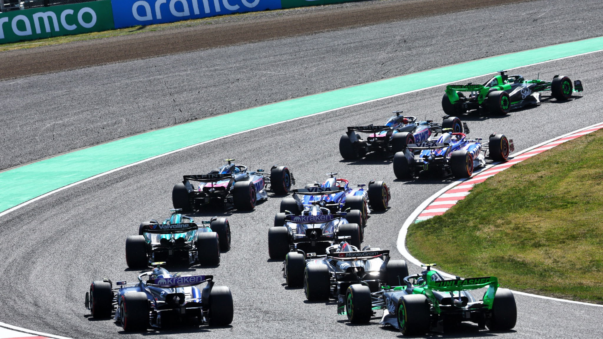 Logan Sargeant (USA) Williams Racing FW46 and Zhou Guanyu (CHN) Sauber C44 at the start of the race. Formula 1 World
