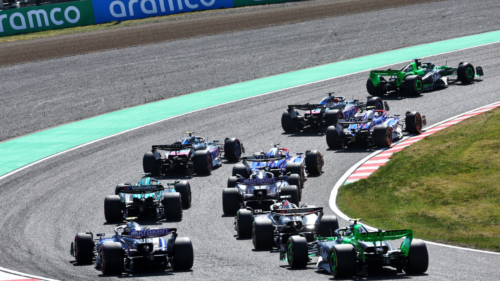 Logan Sargeant (USA) Williams Racing FW46 and Zhou Guanyu (CHN) Sauber C44 at the start of the race. Formula 1 World
