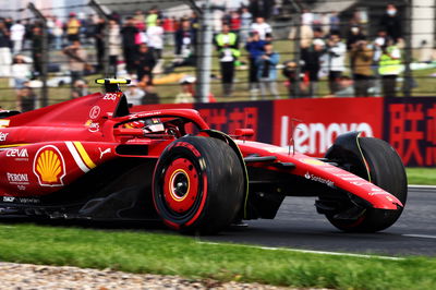 Carlos Sainz Jr (ESP) Ferrari SF-24 with a broken front wing in qualifying. Formula 1 World Championship, Rd 5, Chinese