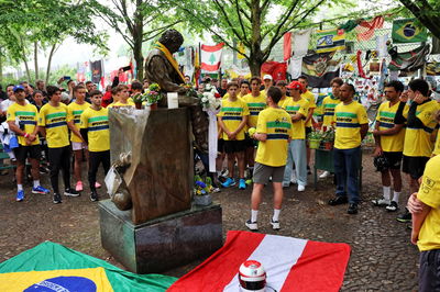 Sebastian Vettel (GER) leads a tribute run for Ayrton Senna and Roland Ratzenberger. Formula 1 World Championship, Rd 7,