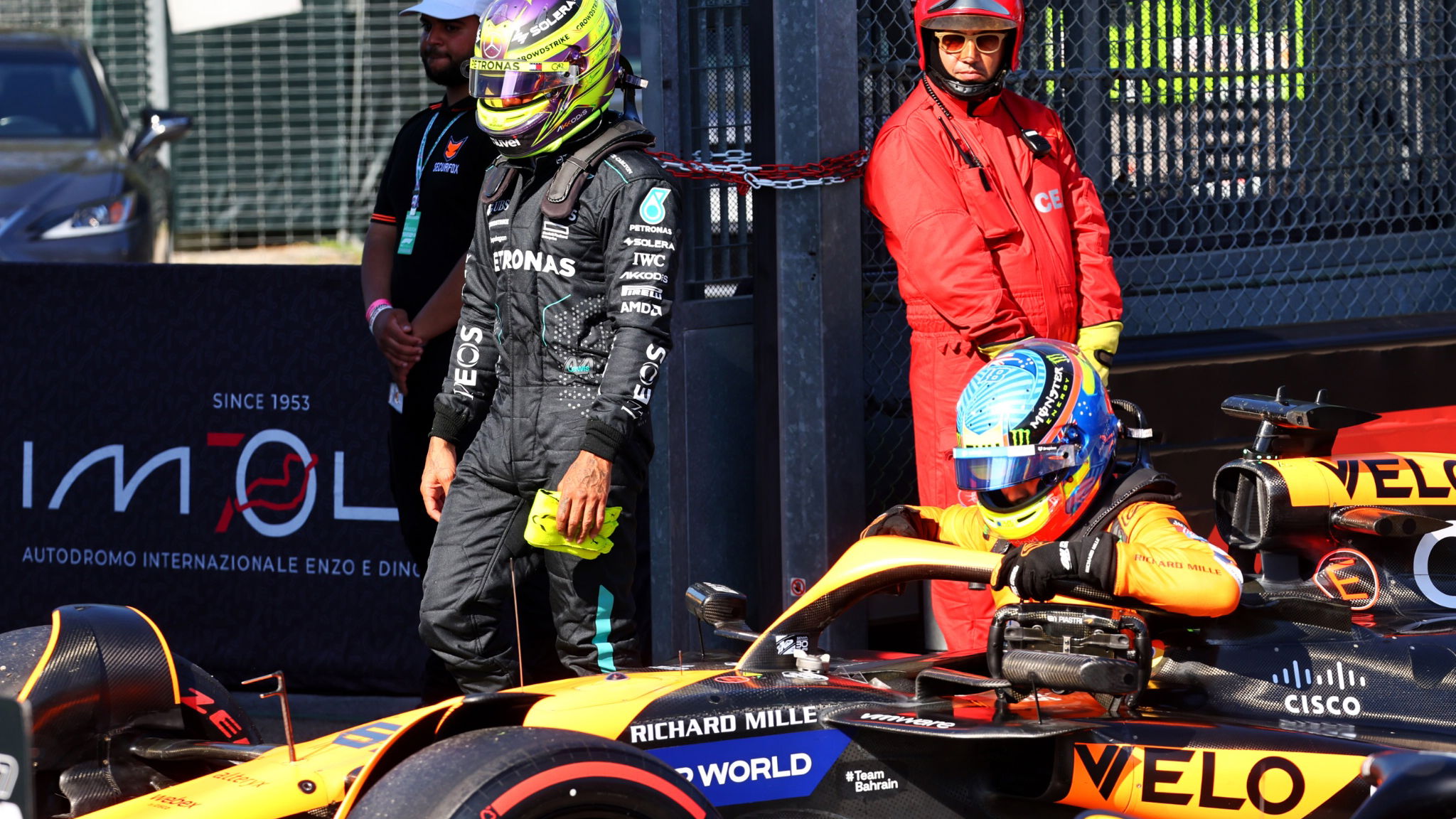Lewis Hamilton (GBR) Mercedes AMG F1 and Oscar Piastri (AUS) McLaren MCL38 in qualifying parc ferme. Formula 1 World