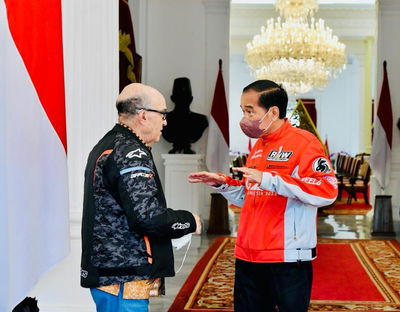 Indonesian President Joko Widodo with Dorna CEO Carmelo Ezpelata