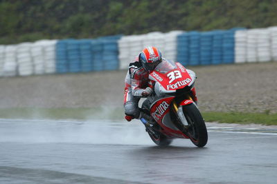 Melandri in the rain, Jerez IRTA MotoGP Tests, 2004