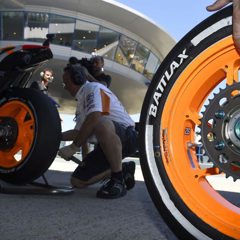 Bridgestone tyre change, Spanish MotoGP 2014