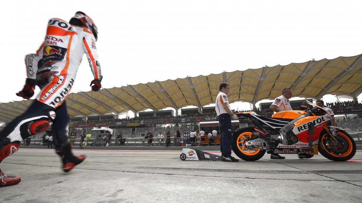 Marquez explains Lorenzo 'tow'