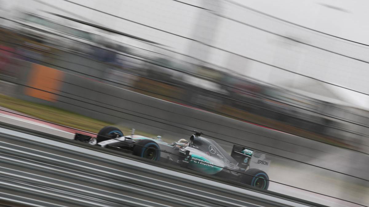 Hamilton won't take 'risks' to seal title in USA