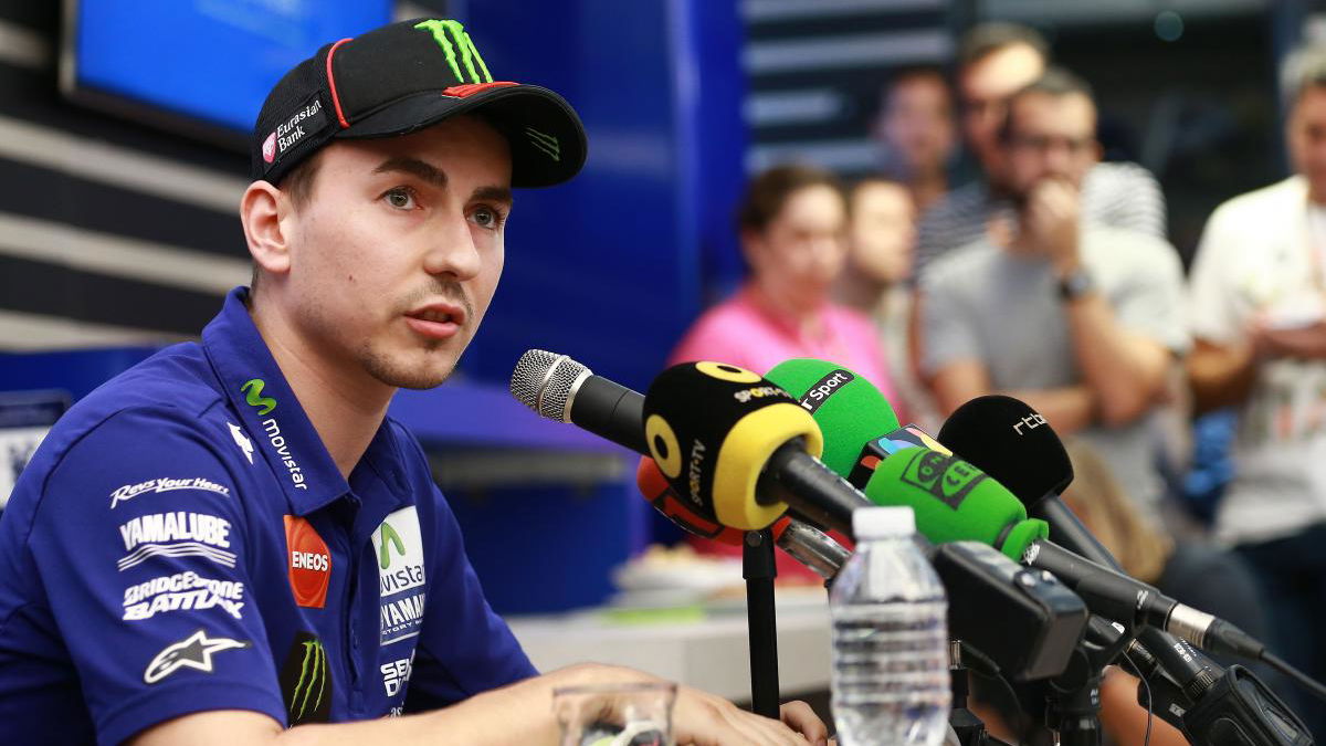 Lorenzo 'sorry' for Rossi rostrum gesture