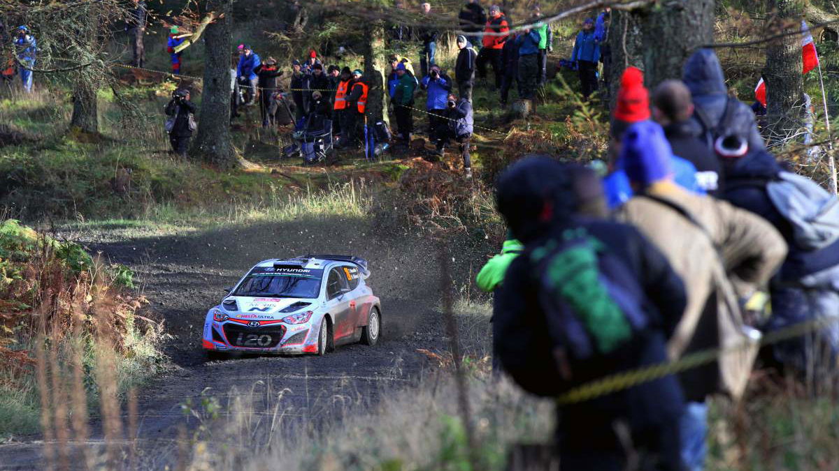 Neuville loses wheel in SS3