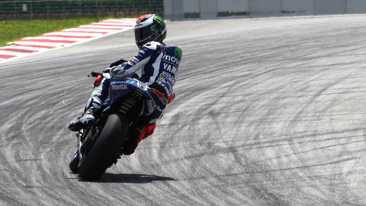 Jet-lagged Lorenzo blasts one-second clear