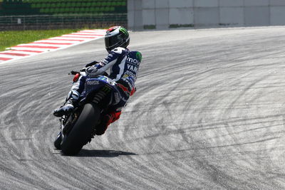 Jet-lagged Lorenzo blasts one-second clear