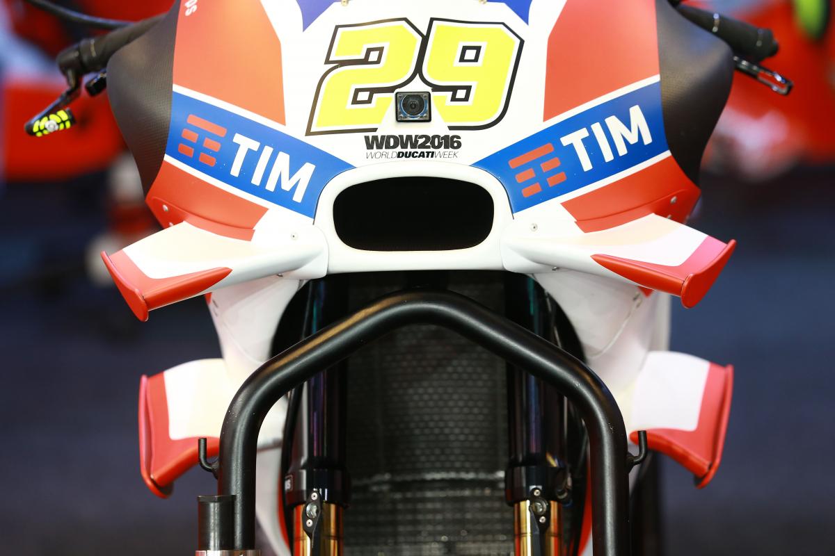 Dominant Rossi routs rivals at Jerez