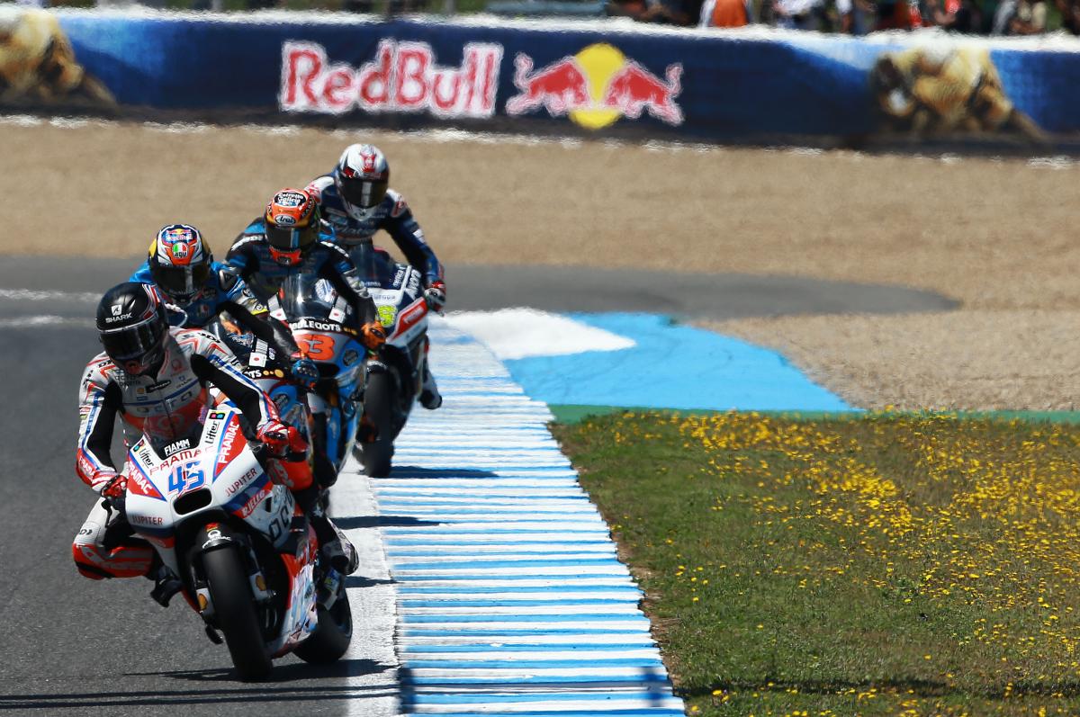 Dominant Rossi routs rivals at Jerez