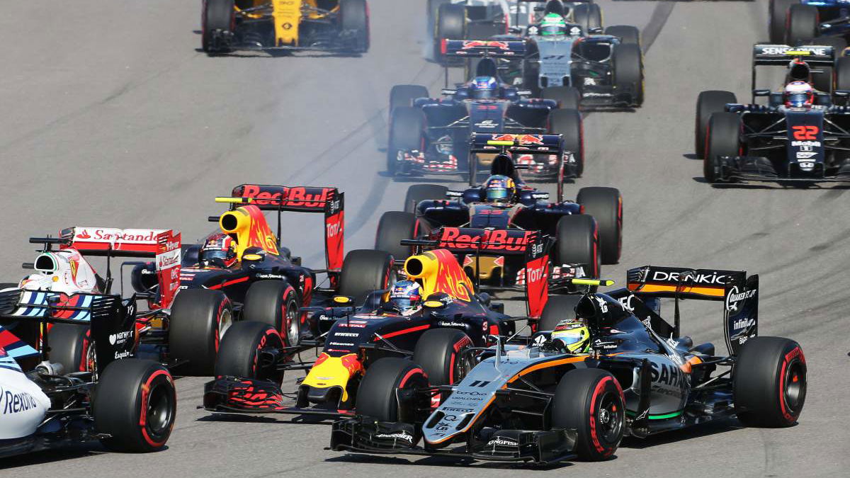 Ricciardo demands apology from team-mate Kvyat
