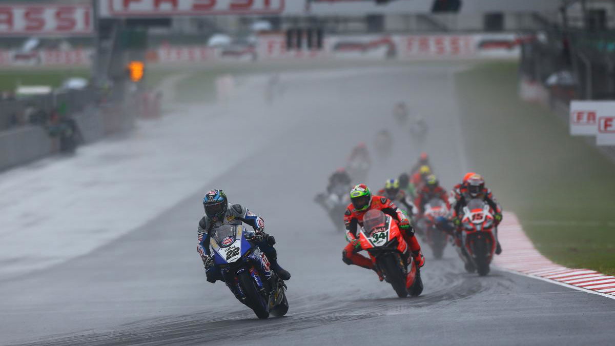 Lowes returns home with broken collarbone