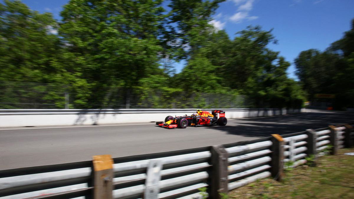 Verstappen plays down gap to Ricciardo