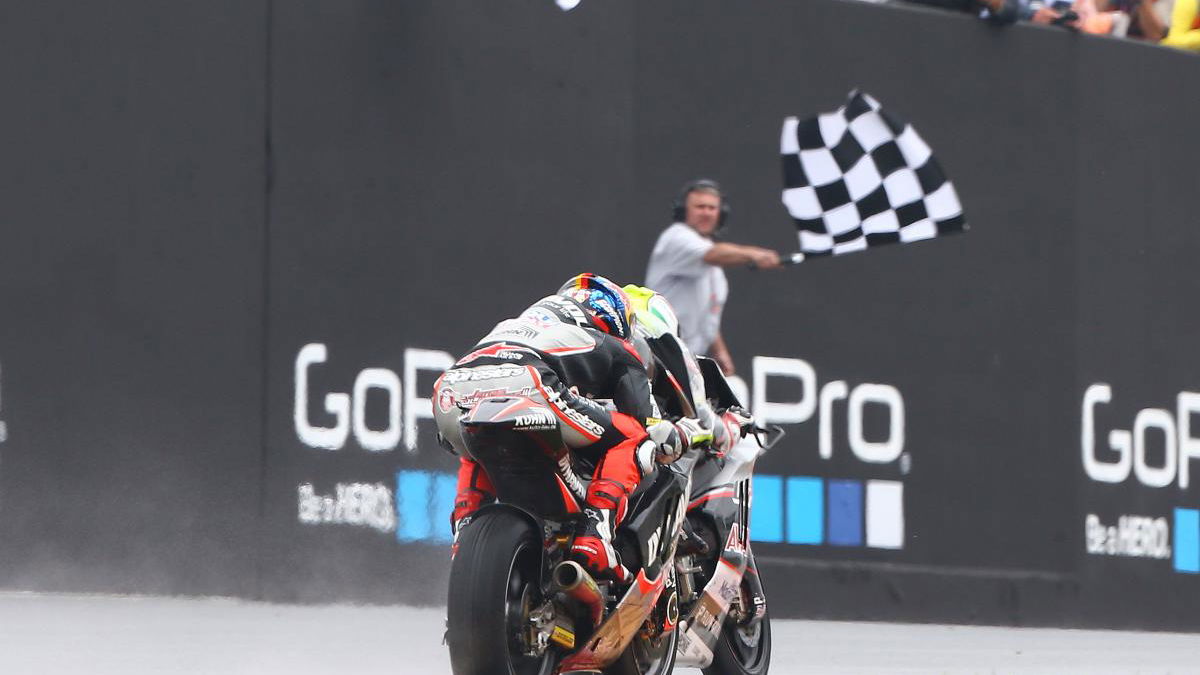 Moto2: Zarco wins wet Folger battle - Rins, Lowes fall