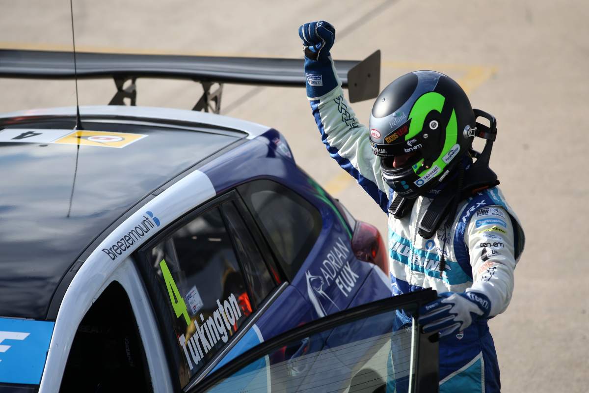 Turkington storms to pole in breath-taking session