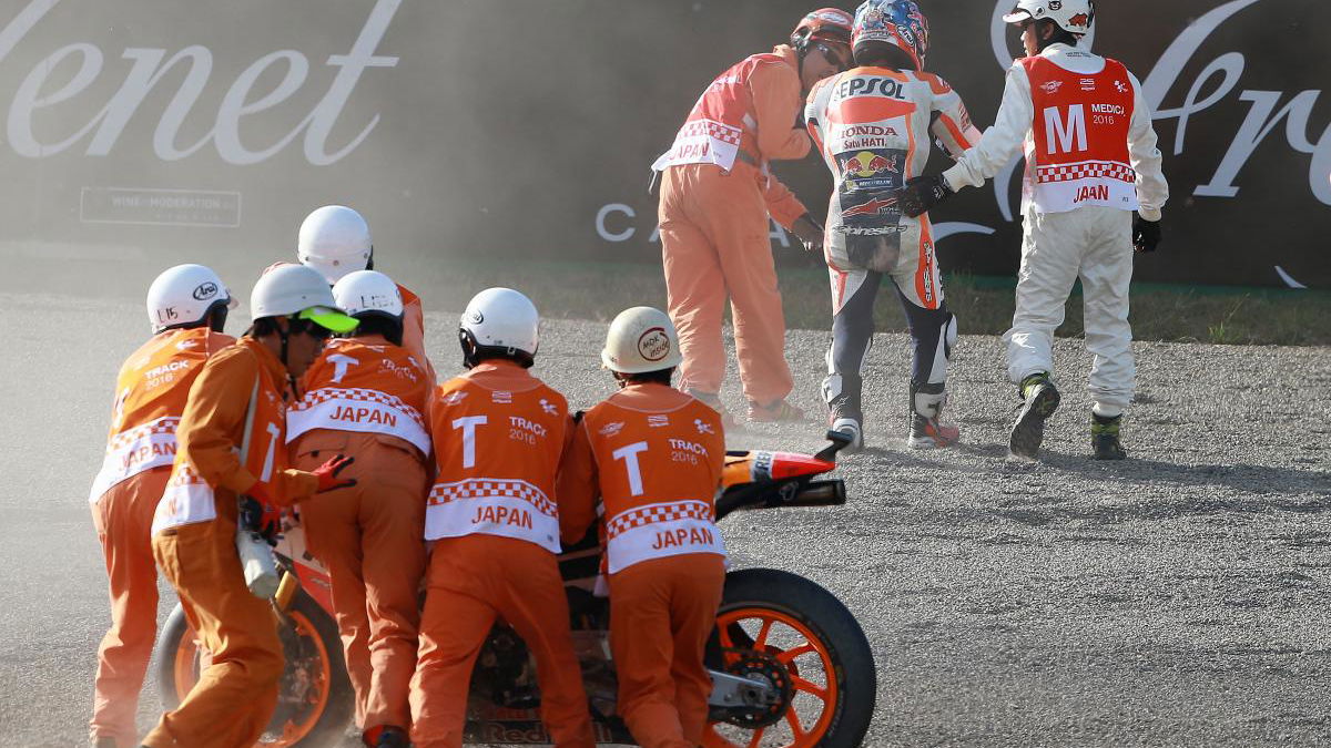 Pedrosa's collarbone plated in Barcelona