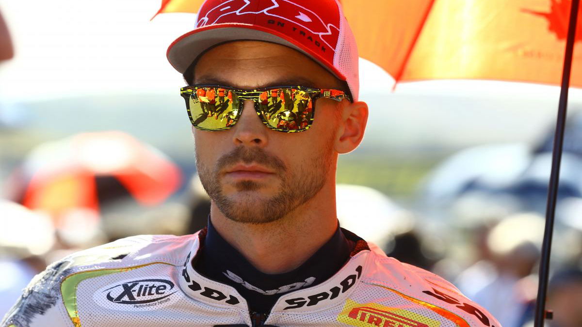 MV Agusta re-signs Camier for WSBK 2017